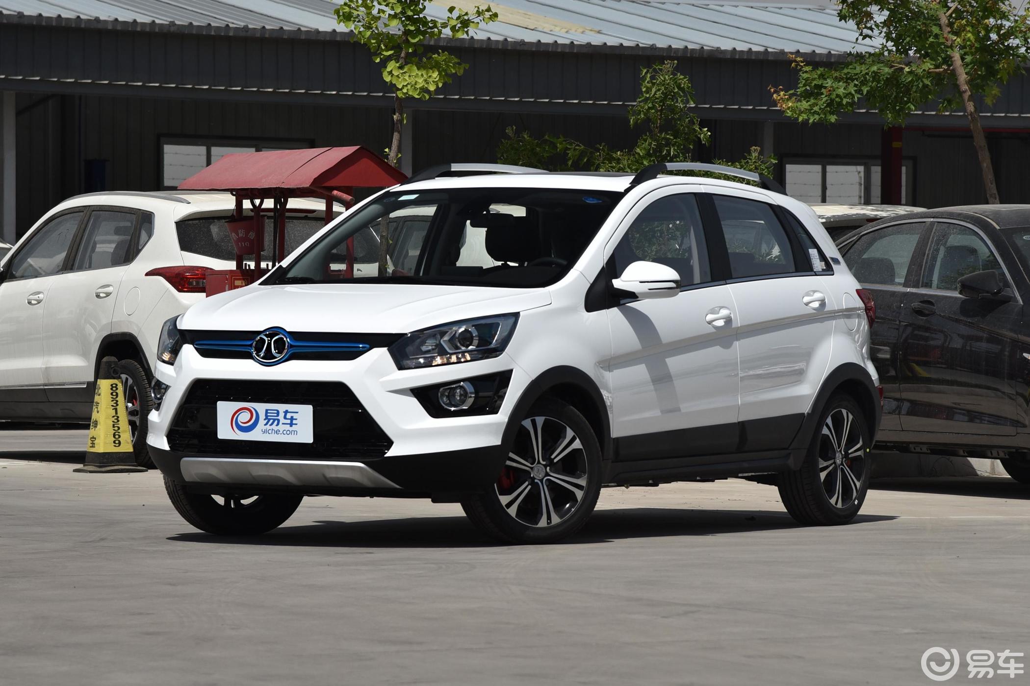 【北汽新能源ex2017款ex260 乐酷版侧前45度车头向左水平汽车图片