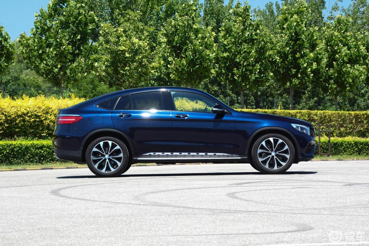 【奔驰glc轿跑2017款glc 300 4matic 轿跑suv正侧车头向右水平汽车