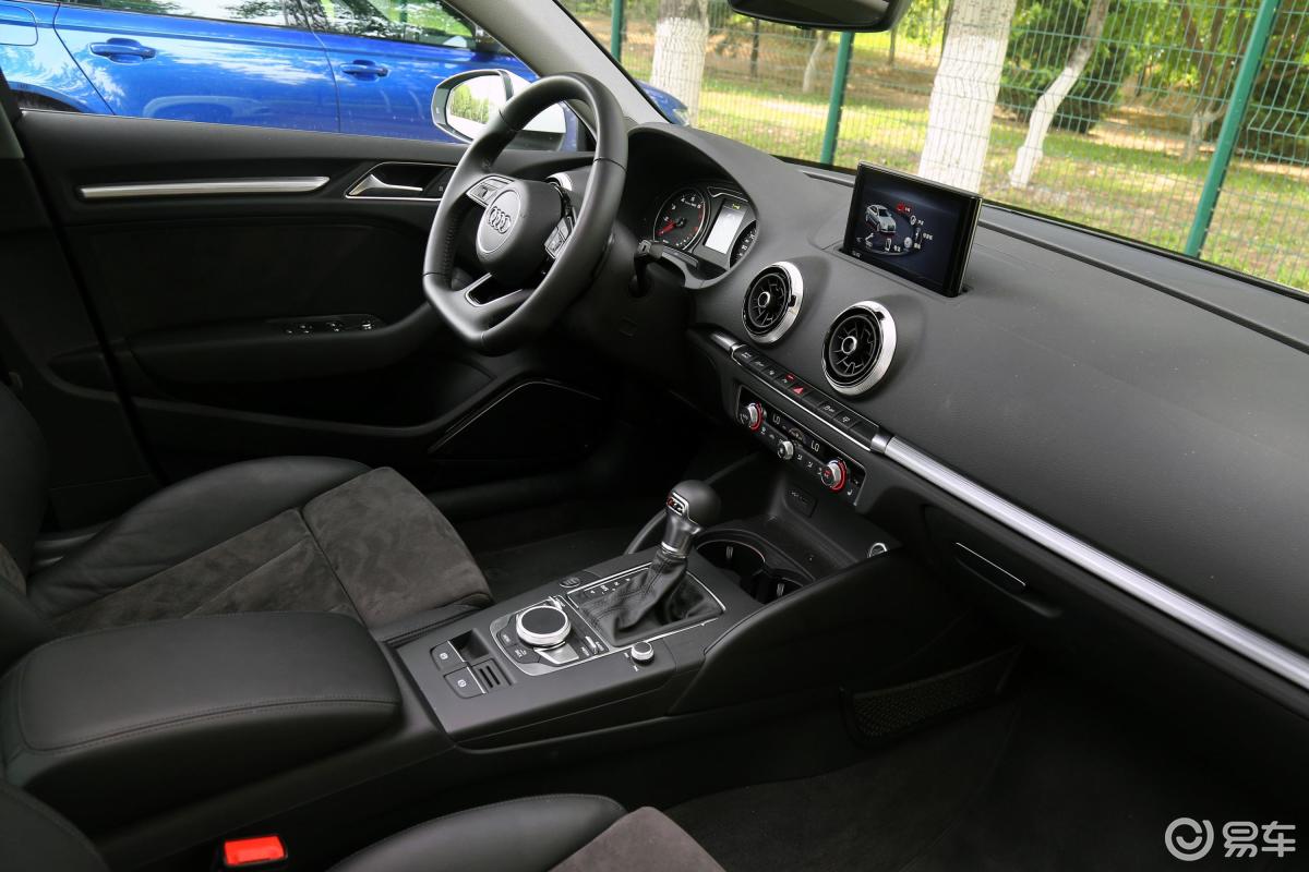 【奥迪a32017款limousine 40tfsi 运动版内饰全景副驾驶员方向汽车