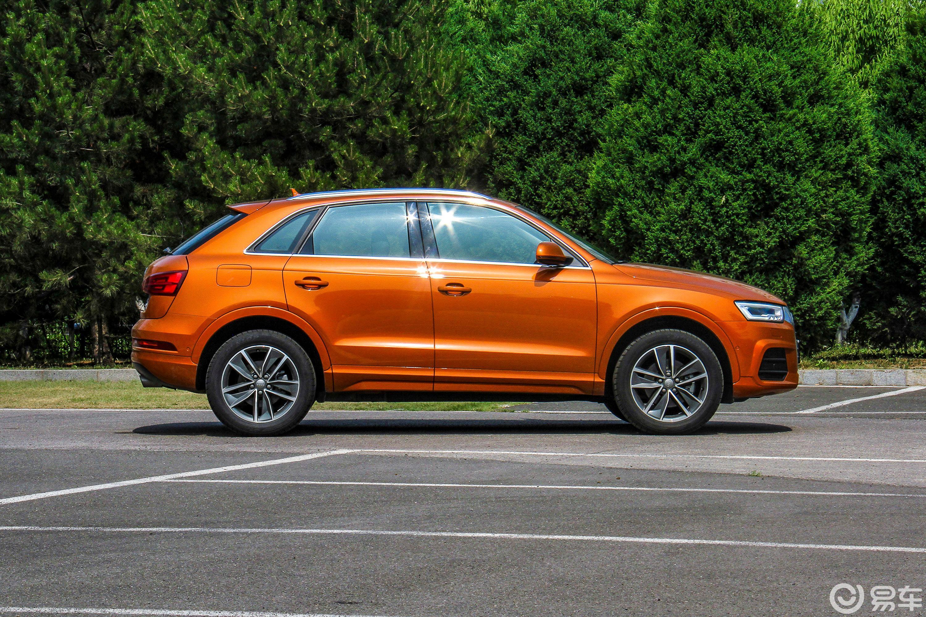 【奥迪q32017款40 tfsi quattro 全时四驱运动版正侧车头向右水平汽车