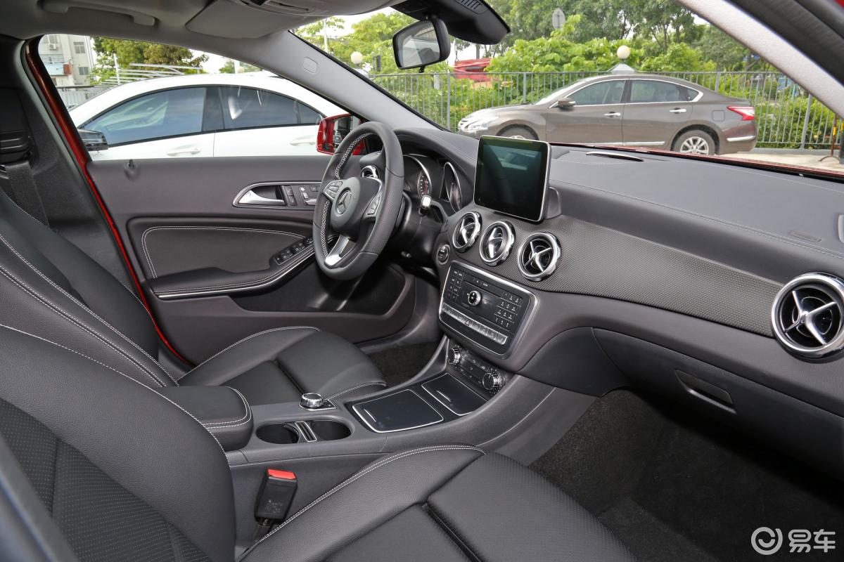 【奔驰gla2017款gla 220 4matic 时尚版内饰全景副驾驶员方向汽车图片