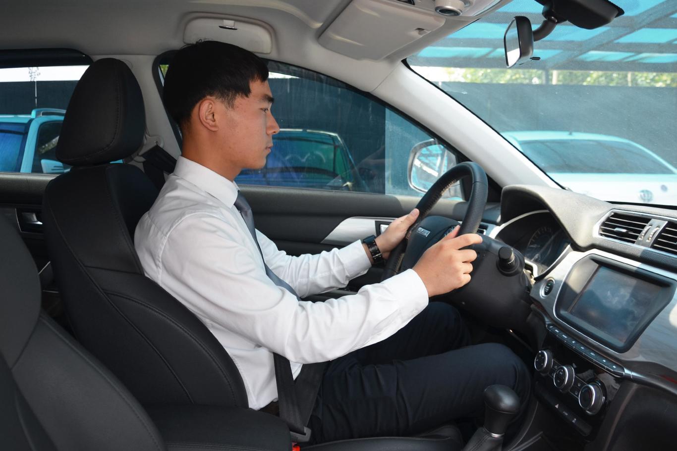 哈弗h2蓝标 1.5t 手自一体 两驱 尊贵版前排空间体验