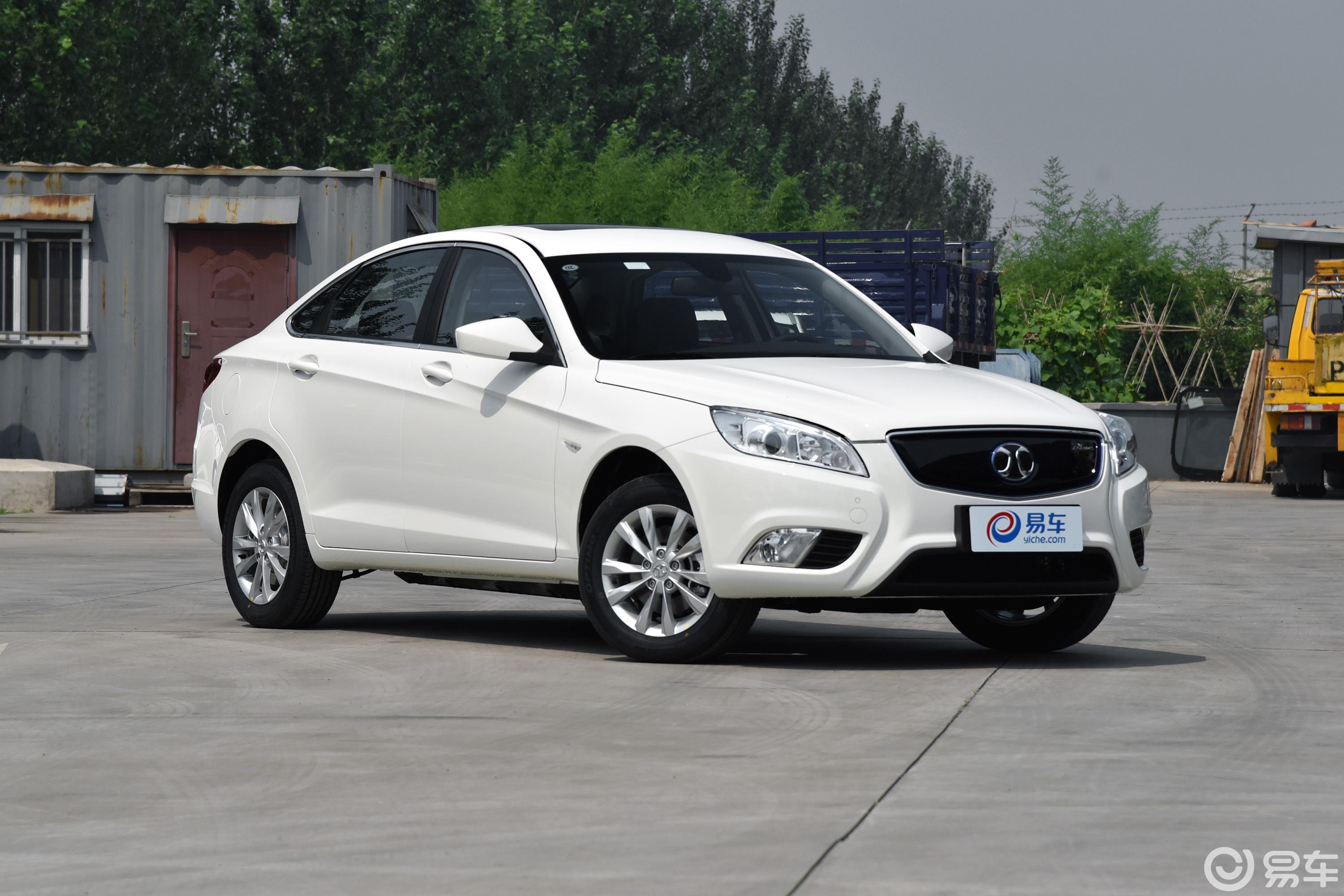 【北汽新能源eu2017款eu400 乐享版侧前45度车头向右水平汽车图片