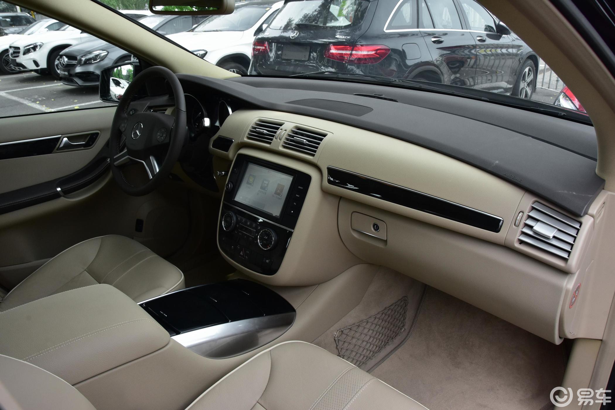 【奔驰r级2017款r 400 4matic 臻藏版内饰全景副驾驶员方向汽车图片