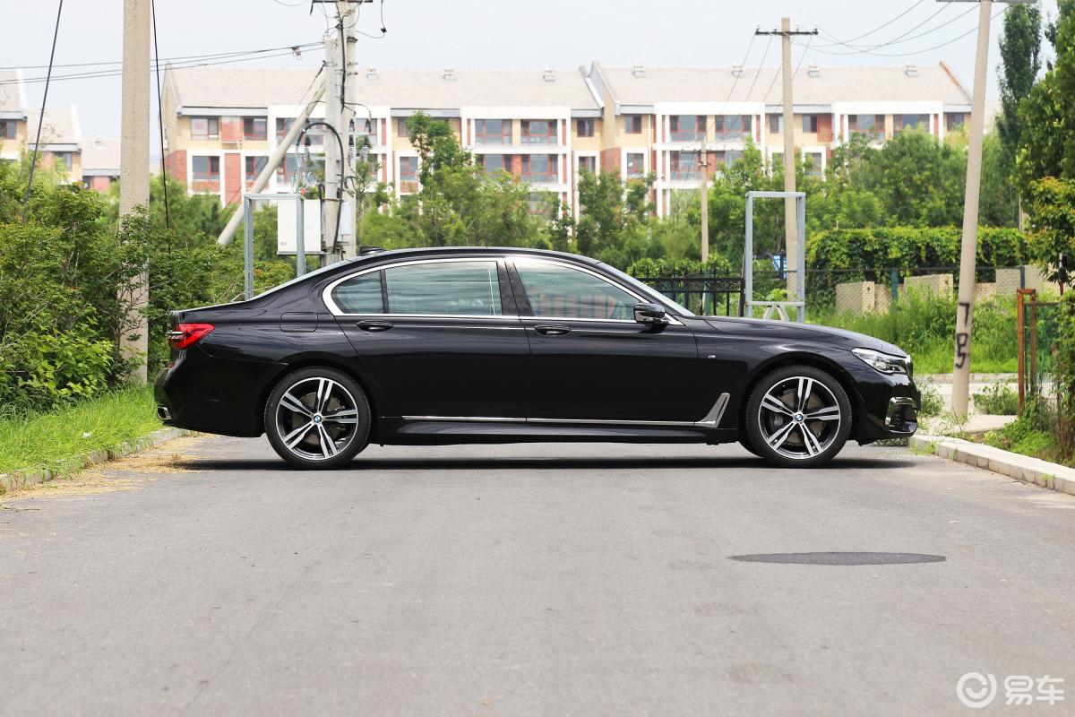 【宝马7系2018款740li 领先版 m运动套装正侧车头向右水平汽车图片