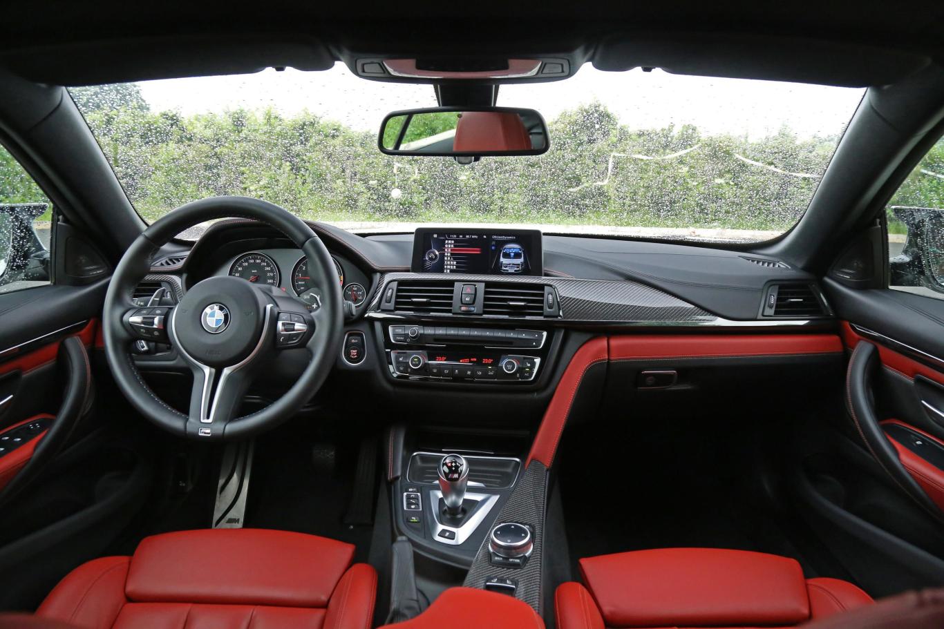 宝马m4m4 敞篷轿跑车内饰全景正拍