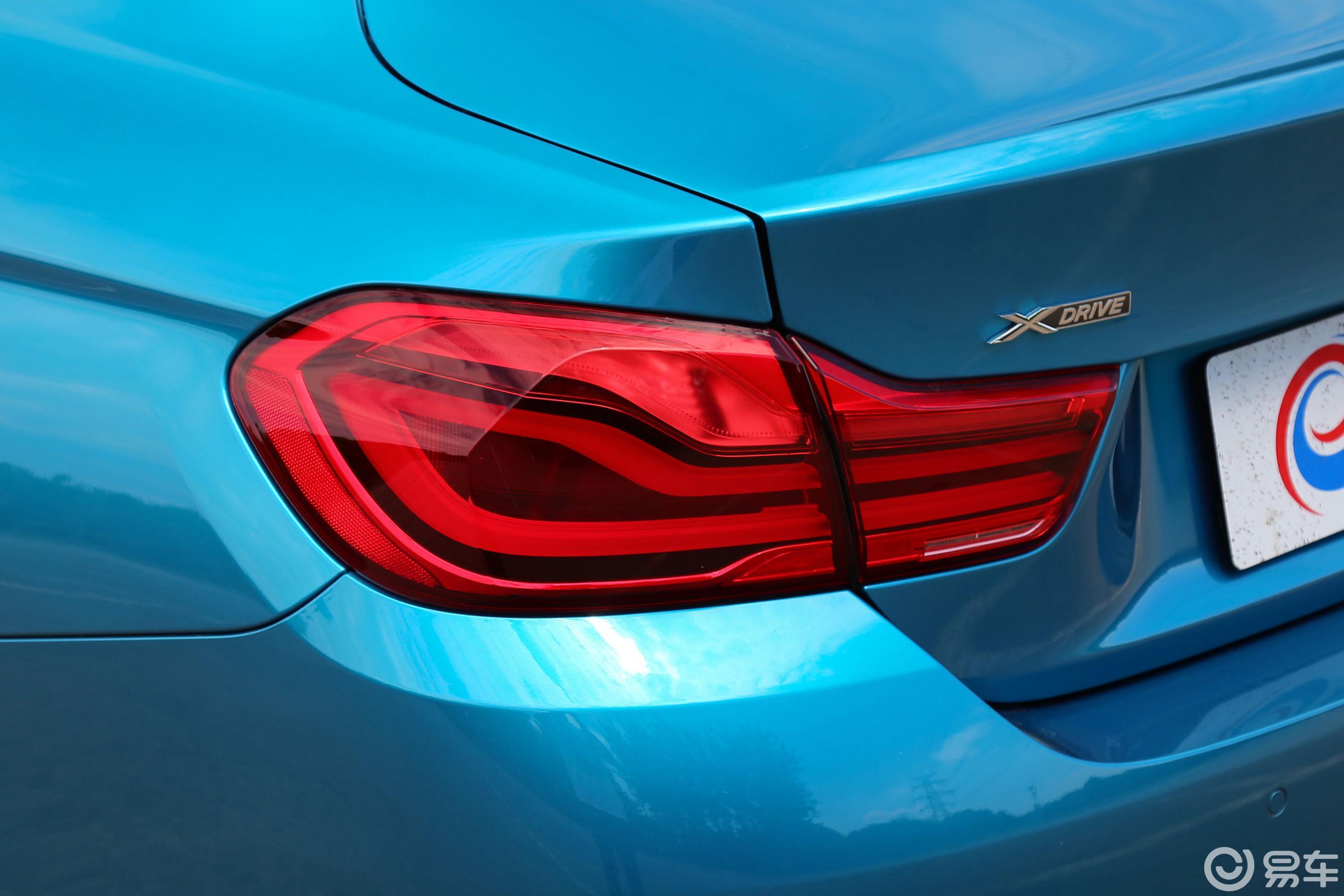 【宝马4系2017款双门轿跑 440i xdrive m运动套装尾灯侧45度俯拍汽车