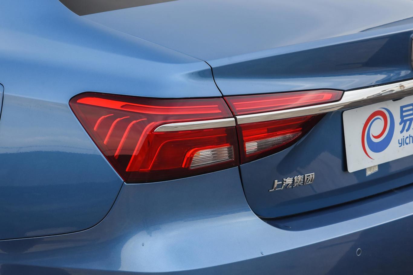 荣威ei6 插电混动45t 混动 互联智尊版尾灯侧45度俯拍