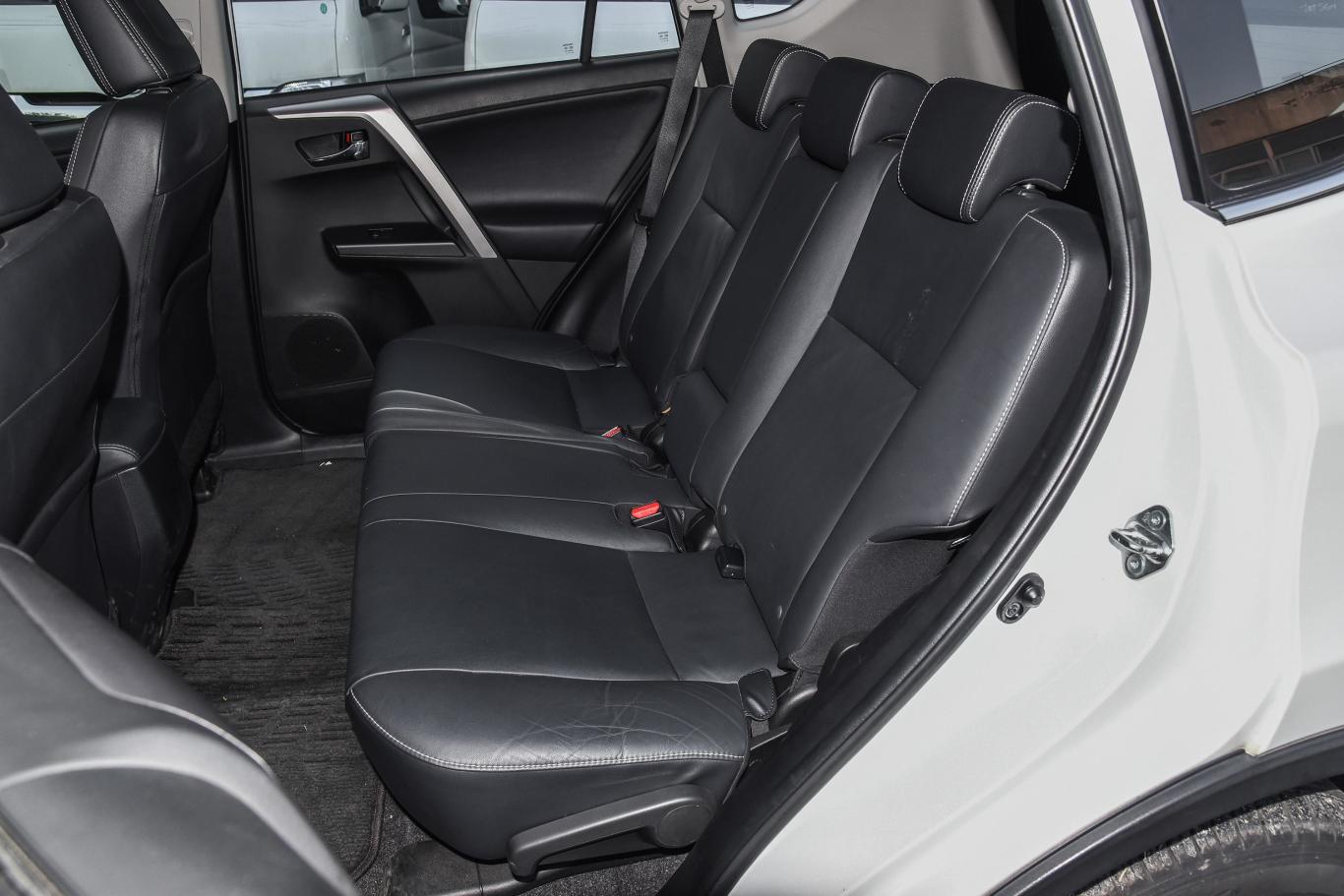 rav4荣放2.5l 手自一体 四驱 尊贵版 国v后排座椅