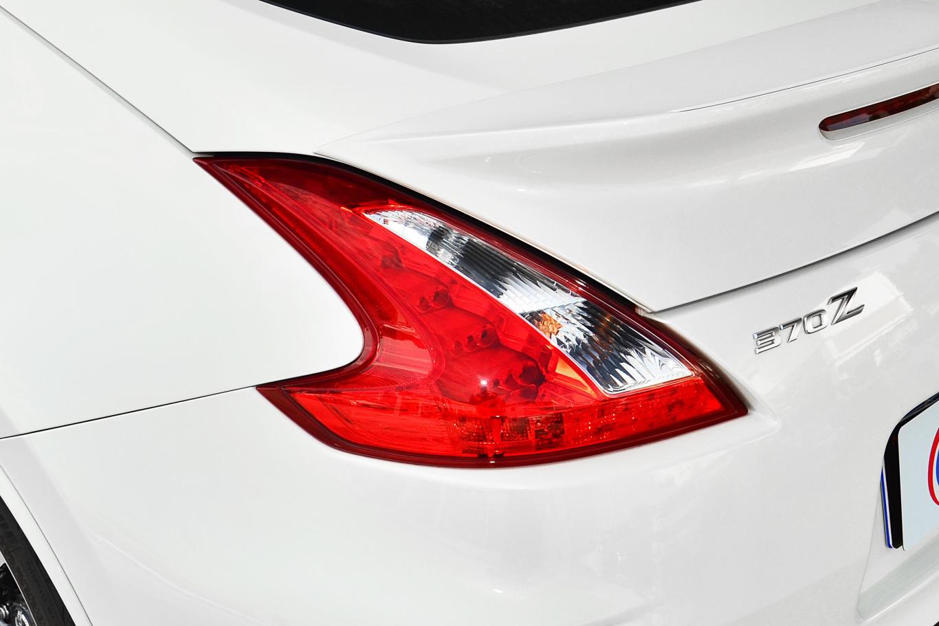 日产370z3.7l nismo尾灯侧45度俯拍