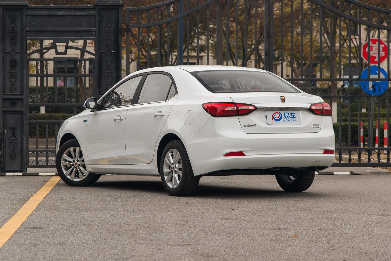 荣威360plus 1.5l 手动 尊享版侧后45度车头向左水平