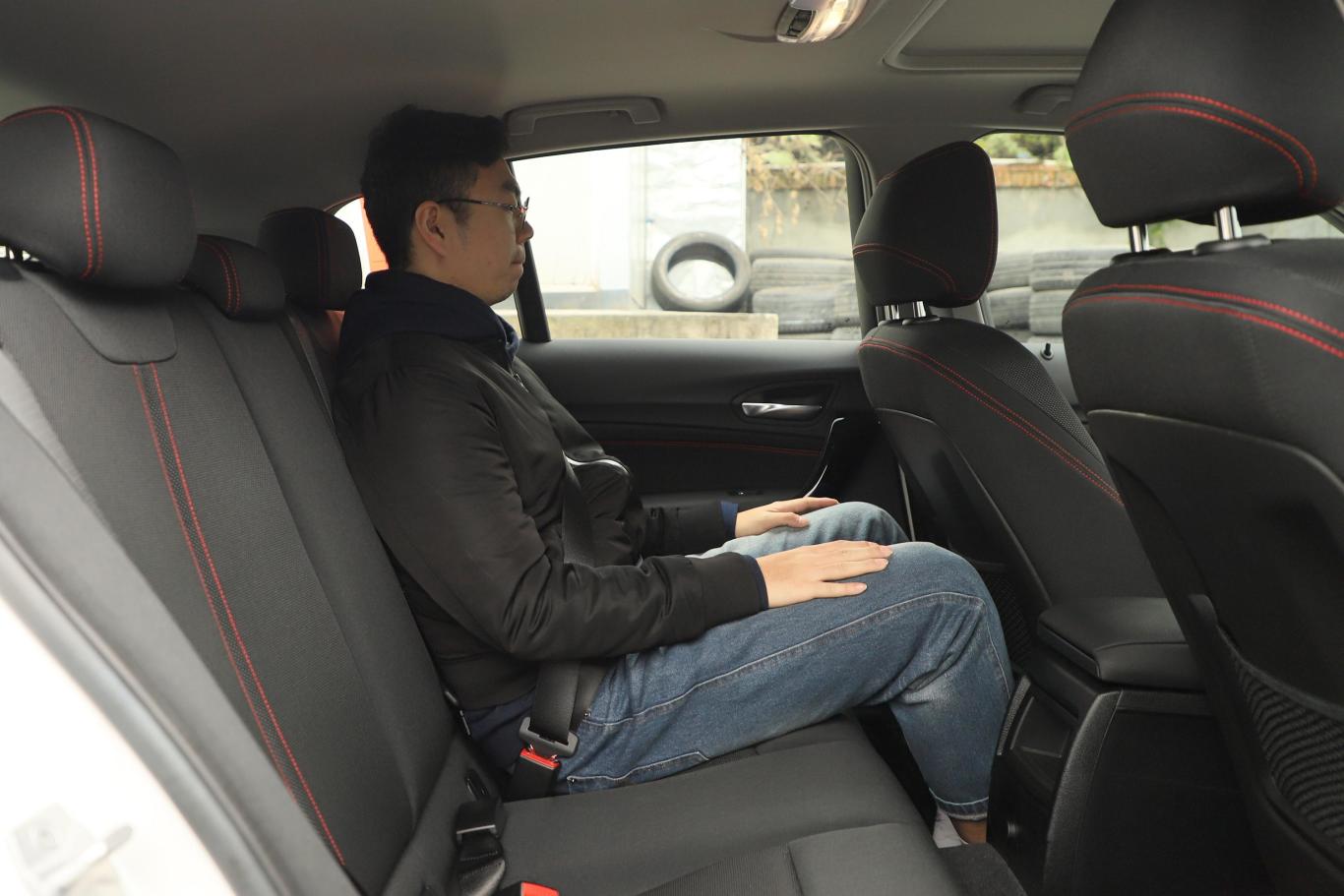 宝马1系(进口)118i 运动设计套装后排空间体验