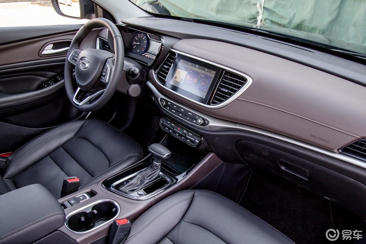 【传祺ga42018款200t 手自一体 尊贵版内饰全景副驾驶员方向汽车图片