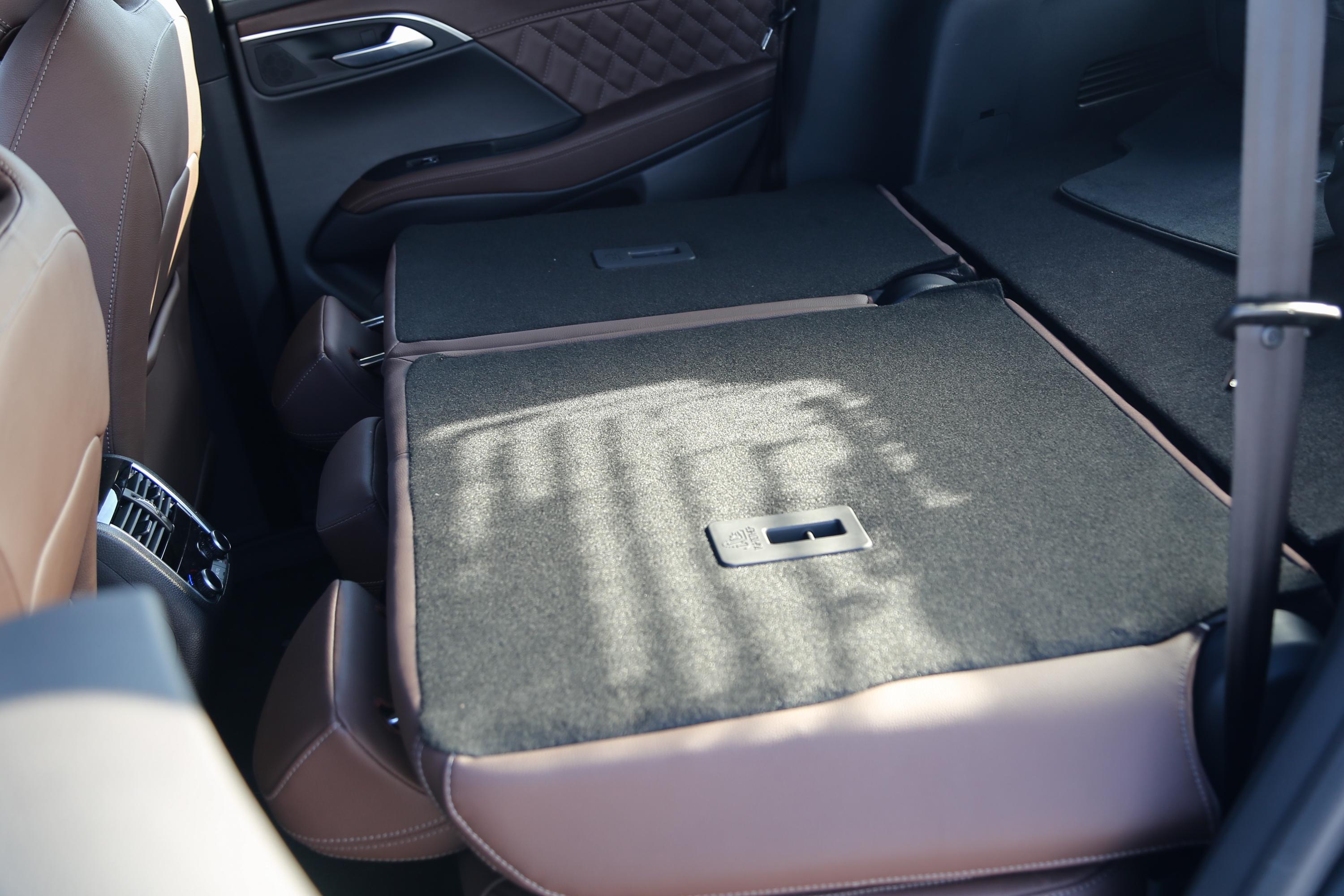 宝沃bx7后备厢空间的表现比较不错,开口大小符合它的定位,一家人的置