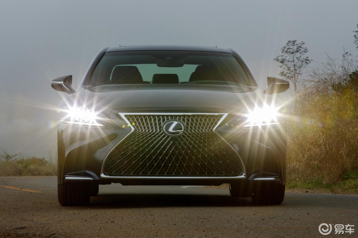【雷克萨斯ls2018款ls 500h 行政版侧前45度车头向右水平汽车图片