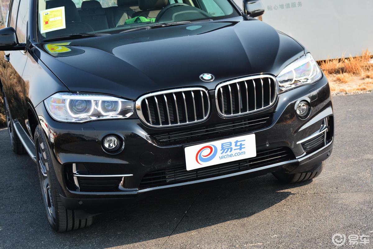 【宝马x52018款xdrive35i 典雅版前格栅侧俯拍汽车图片-汽车图片大全