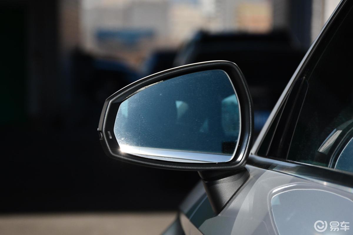 【奥迪a32018款30周年纪念版 limousine 40tfsi 运动版正侧车头向右