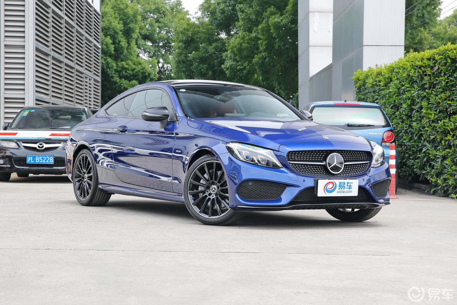 【奔驰c级(进口)2018款c 300 轿跑璨夜特别版侧前45度车头向右水平