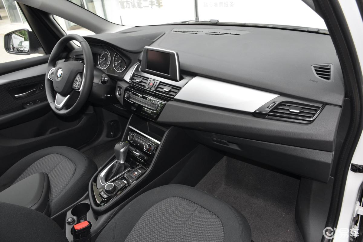【宝马2系旅行车2018款218i 时尚版内饰全景副驾驶员方向汽车图片