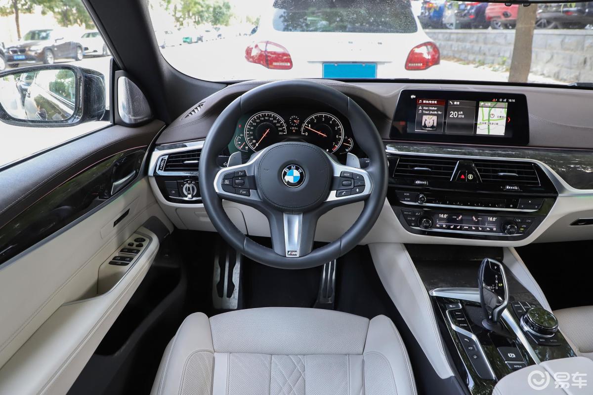 【宝马6系gt2018款640i xdrive m运动套装侧前45度车头向右水平汽车