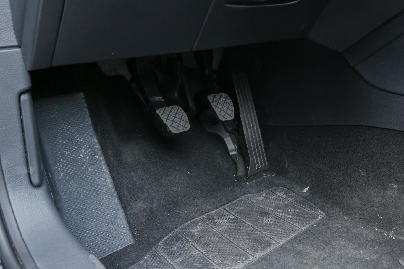 速腾1.6l 手动 舒适版脚踏板