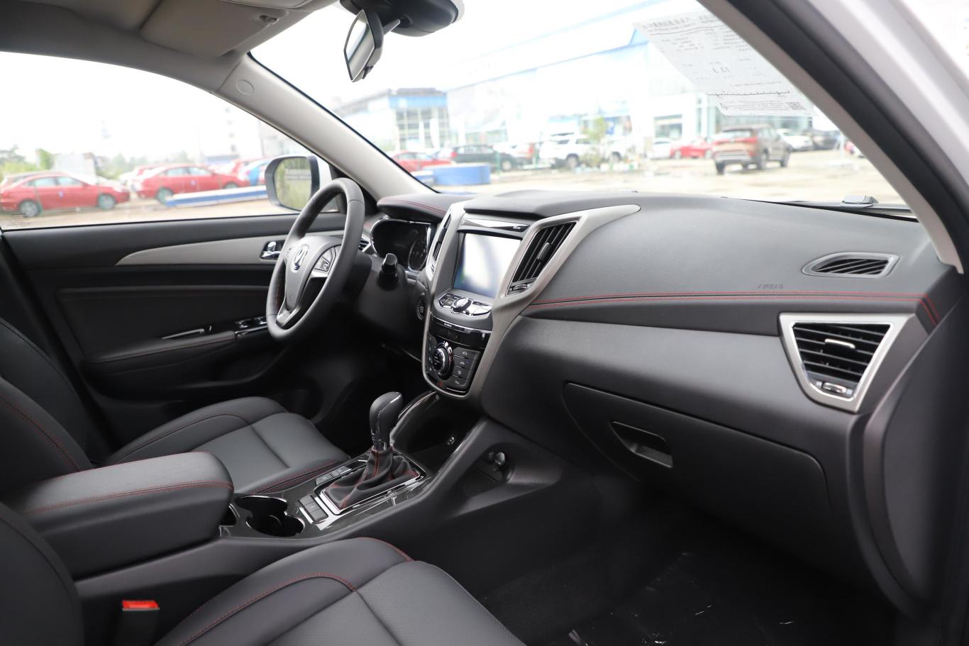 长安cs75尚酷版 1.8t 手自一体 四驱 精英版内饰全景副驾驶员方向