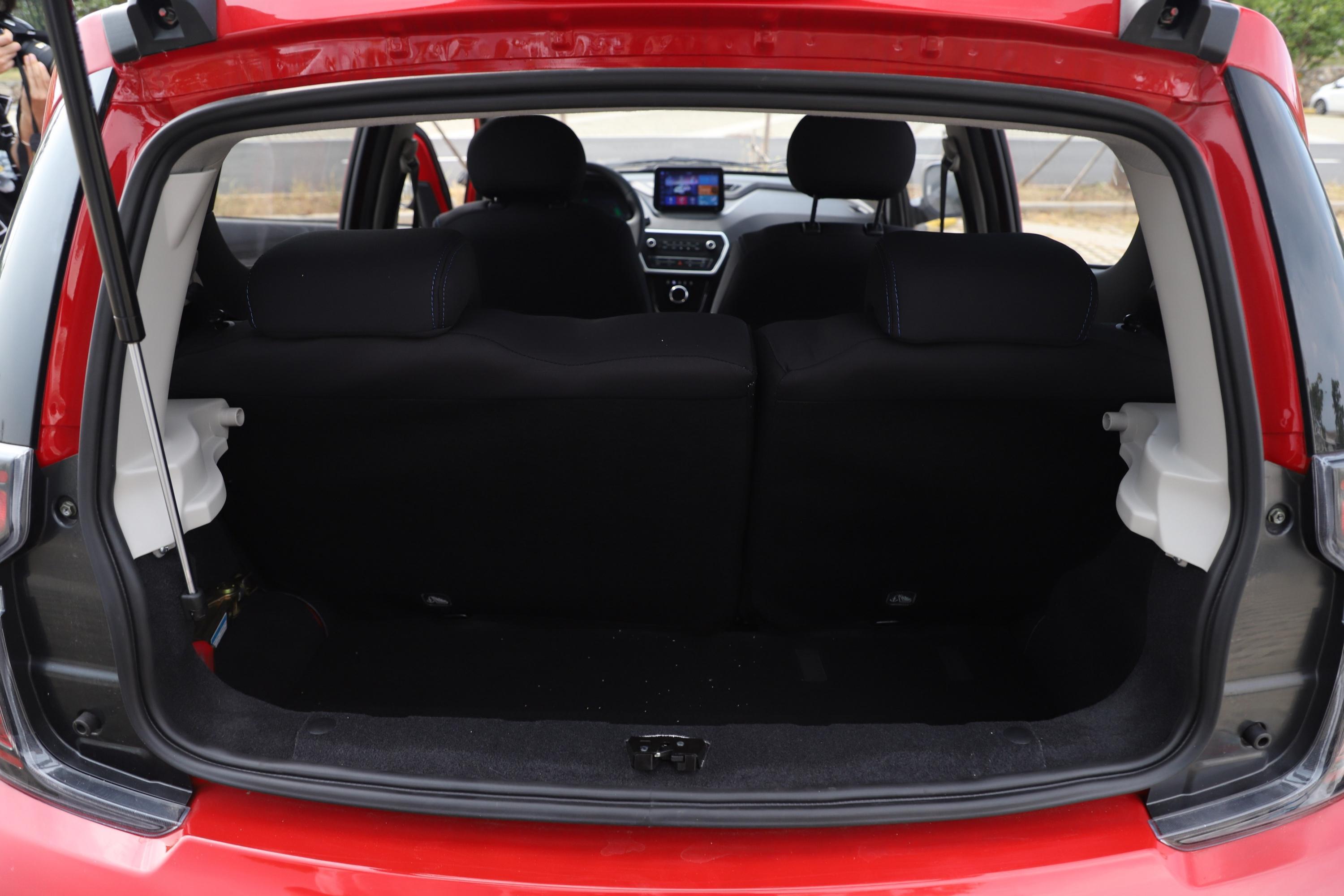 江铃e200n后备厢空间表现中规中矩,如果需要装一些较大的物件,后排