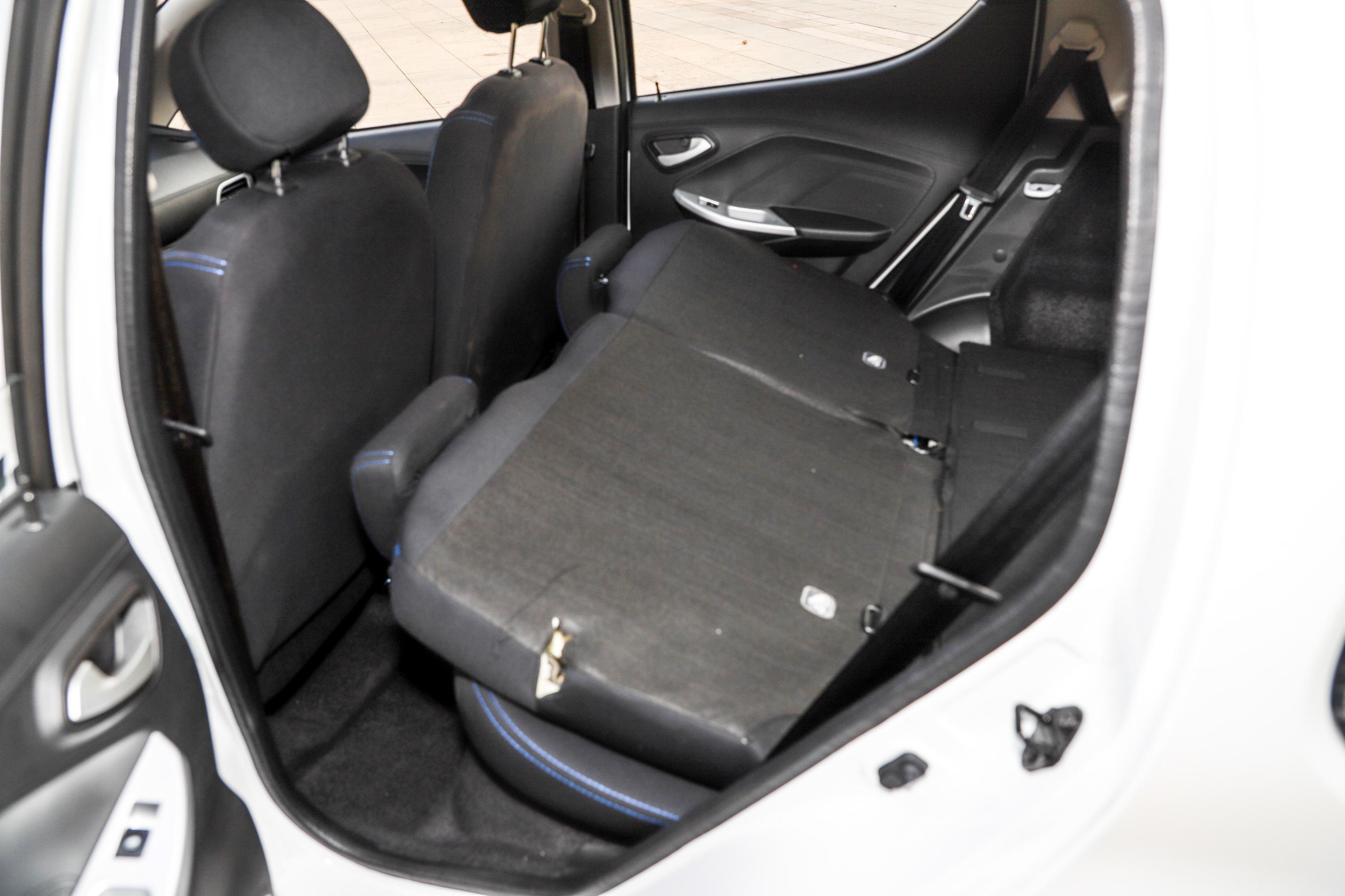 江铃e200n后备厢空间表现还可以,旅途出行有大件物品的话,可以放倒