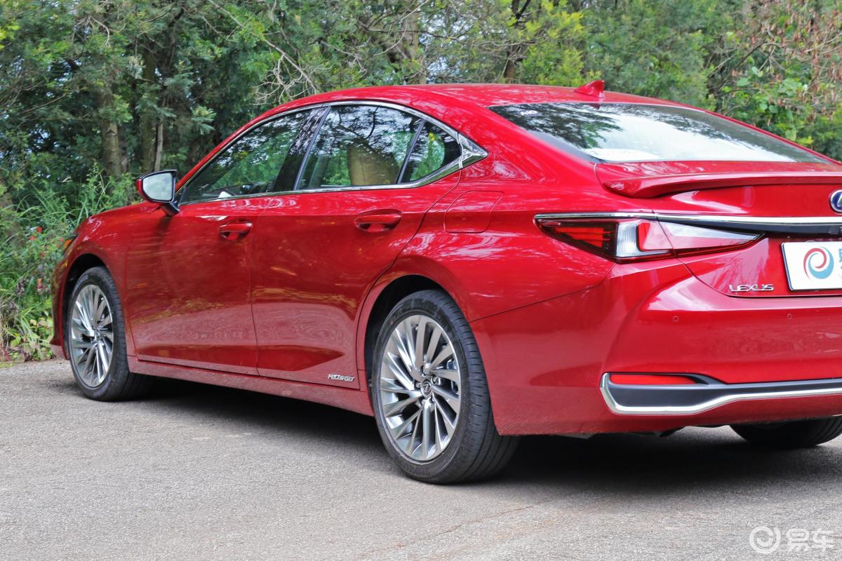 【雷克萨斯es2018款es 300h 行政版侧前45度车头向左水平汽车图片