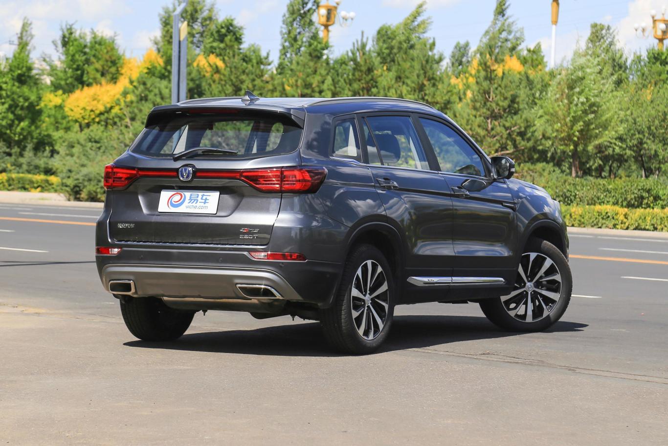 长安cs75280t 手自一体 两驱 领智型 国v侧后45度车头向右水平