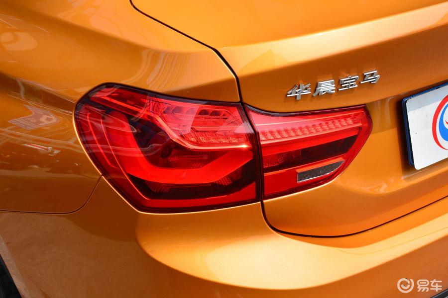 【宝马1系2018款118i 运动版尾灯侧45度俯拍汽车图片-汽车图片大全】