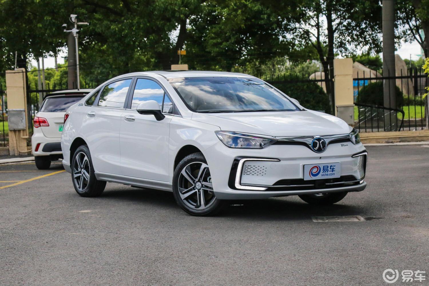 【北汽新能源eu52018款r500 智风版侧前45度车头向右水平汽车图片-汽