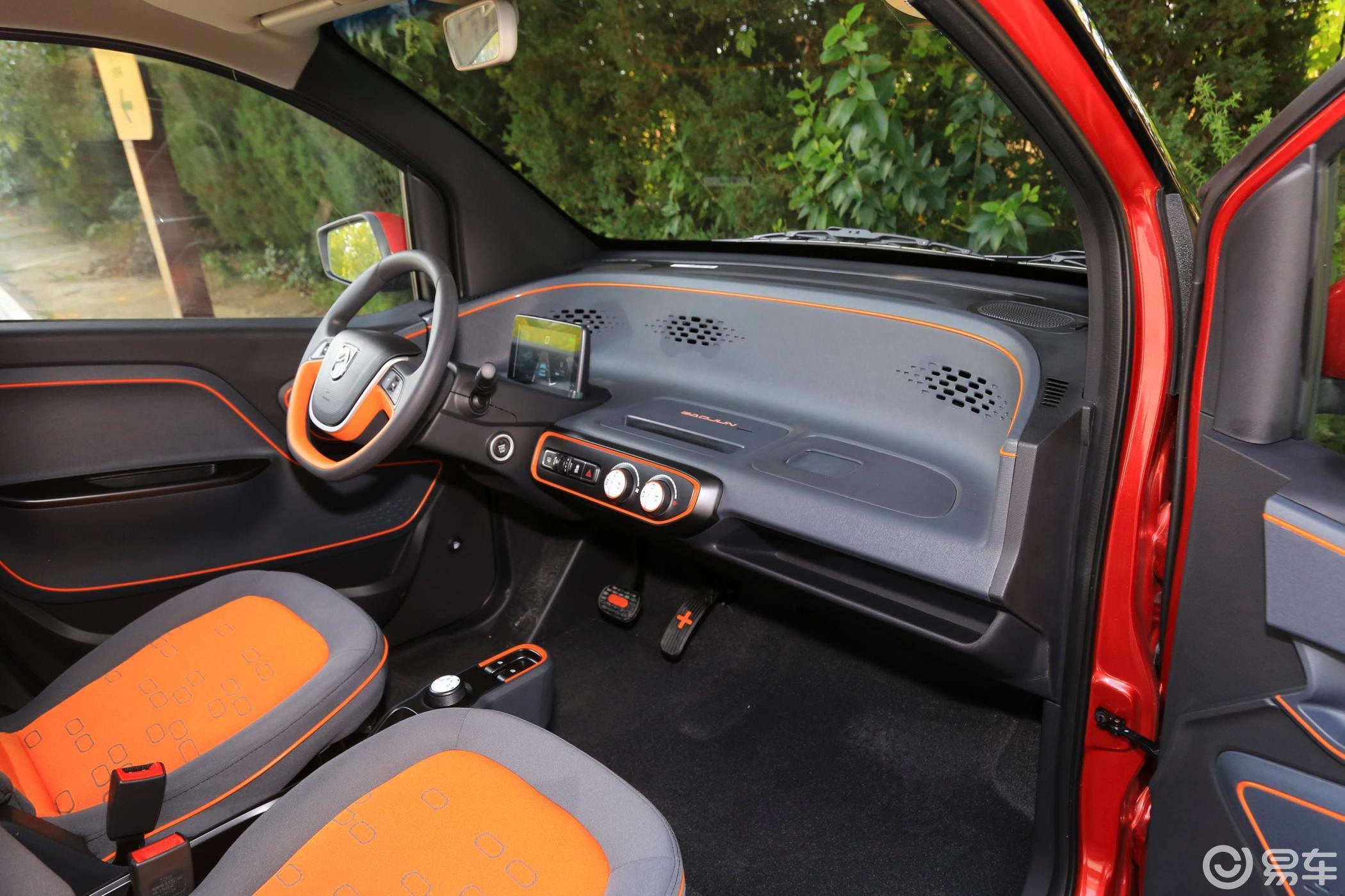 【宝骏e1002018款智享版内饰全景副驾驶员方向汽车图片-汽车图片大全