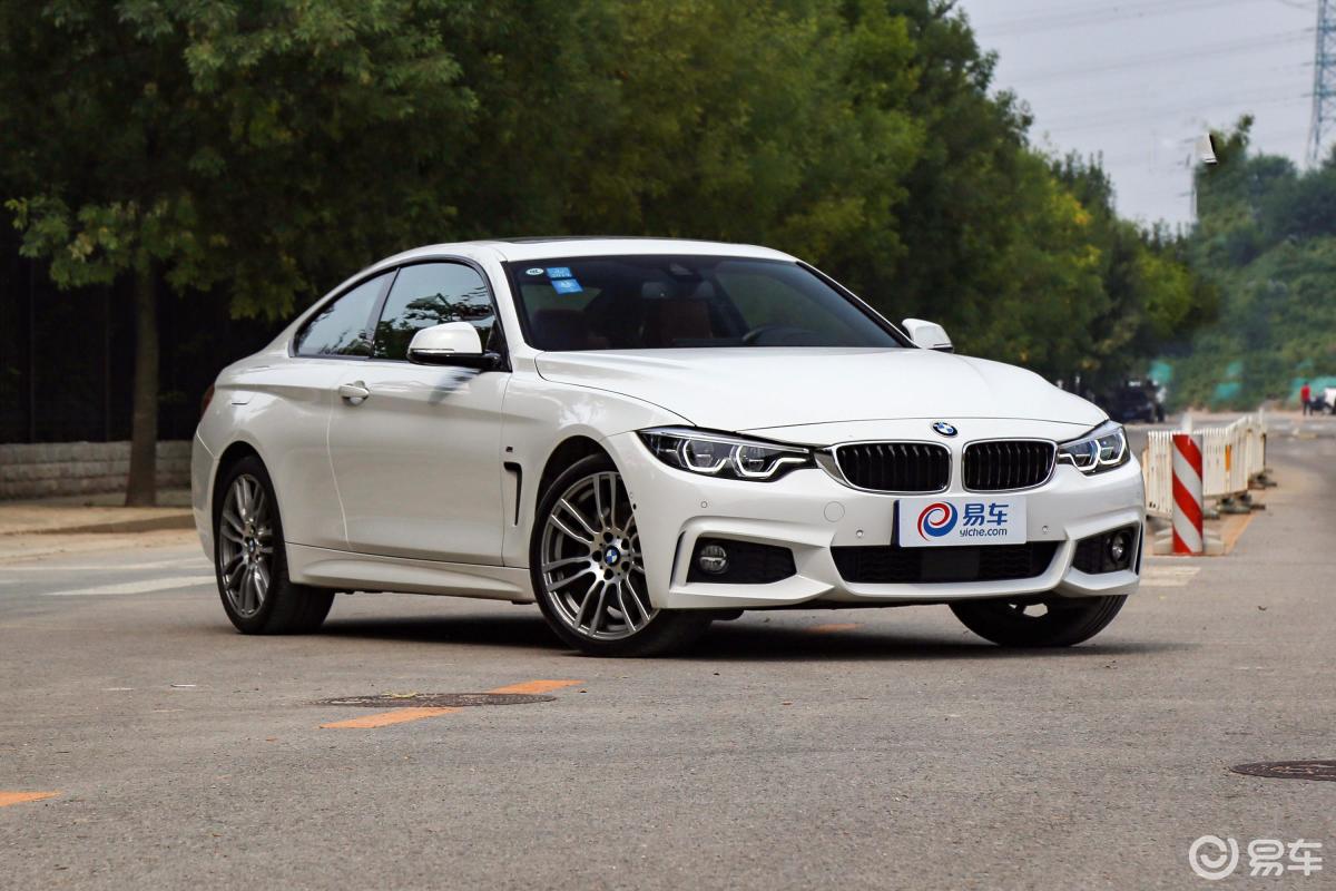 【宝马4系2017款双门轿跑 440i xdrive m运动套装侧前45度车头向右