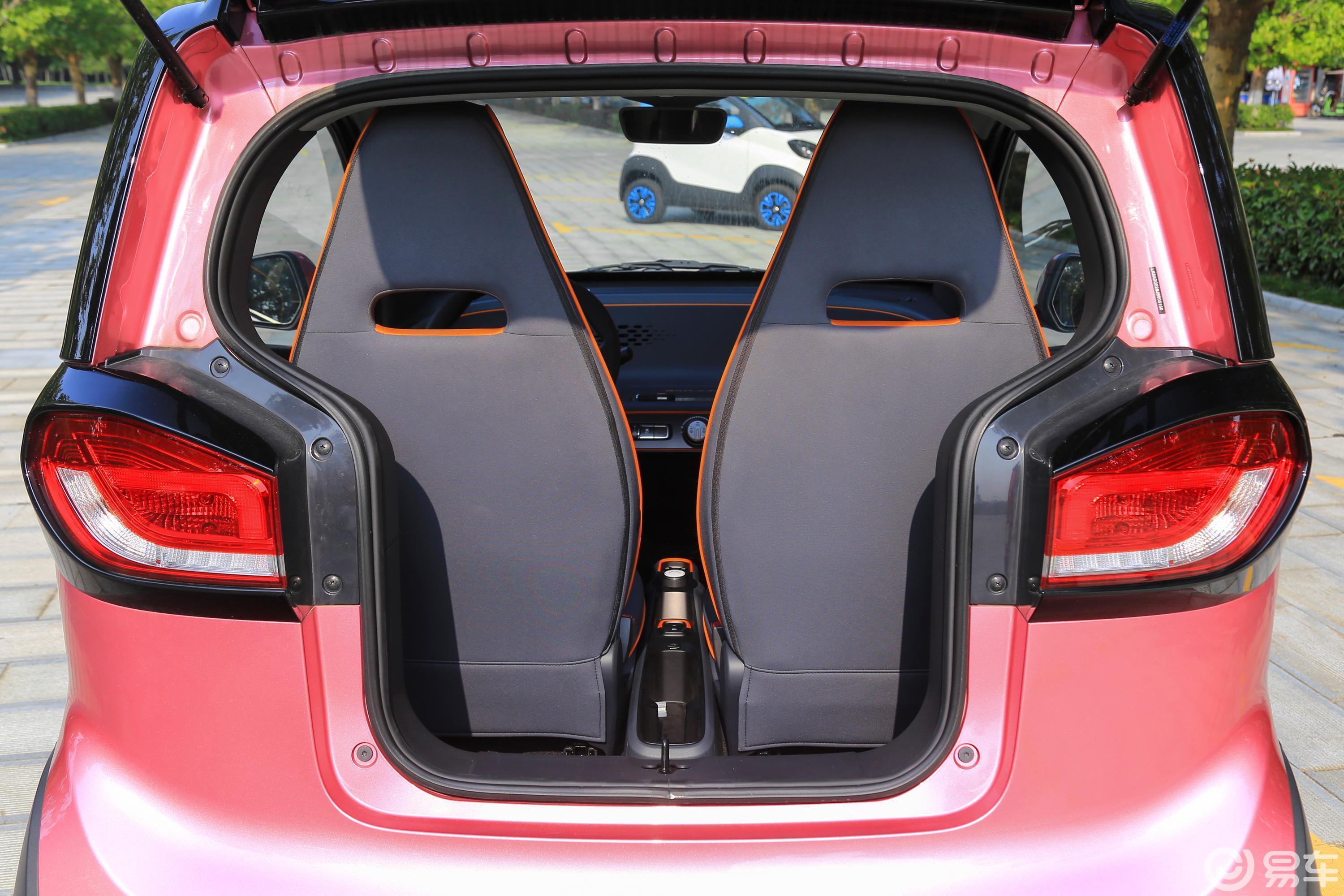 【宝骏e1002018款智享版后排腿部空间体验汽车图片-汽车图片大全】