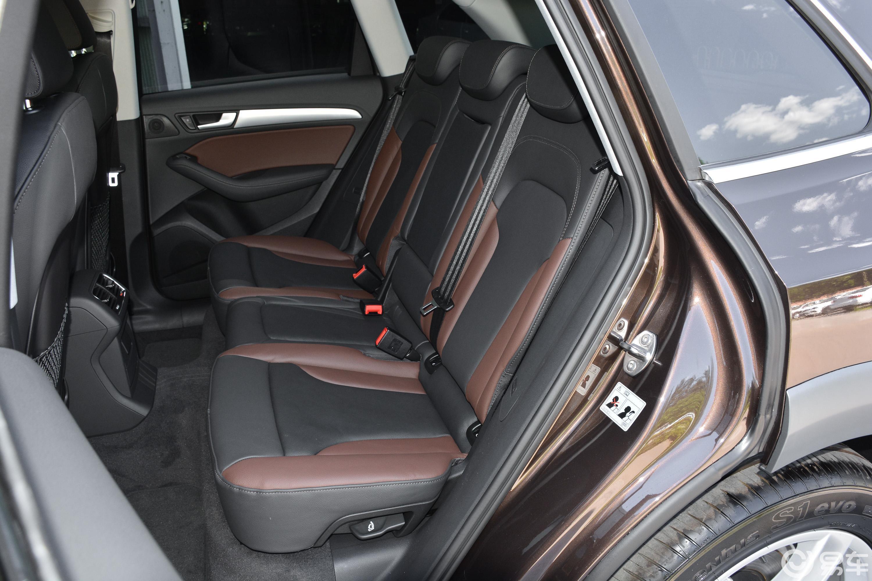 【奥迪q52018款典藏版 40 tfsi 技术版后排座椅汽车图片-汽车图片大全