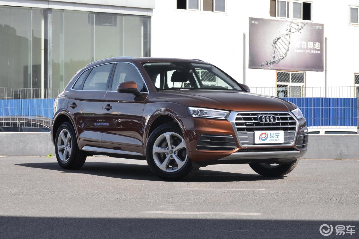 【奥迪q5l2018款40 tfsi 荣享进取版 国v侧前45度车头向右水平汽车
