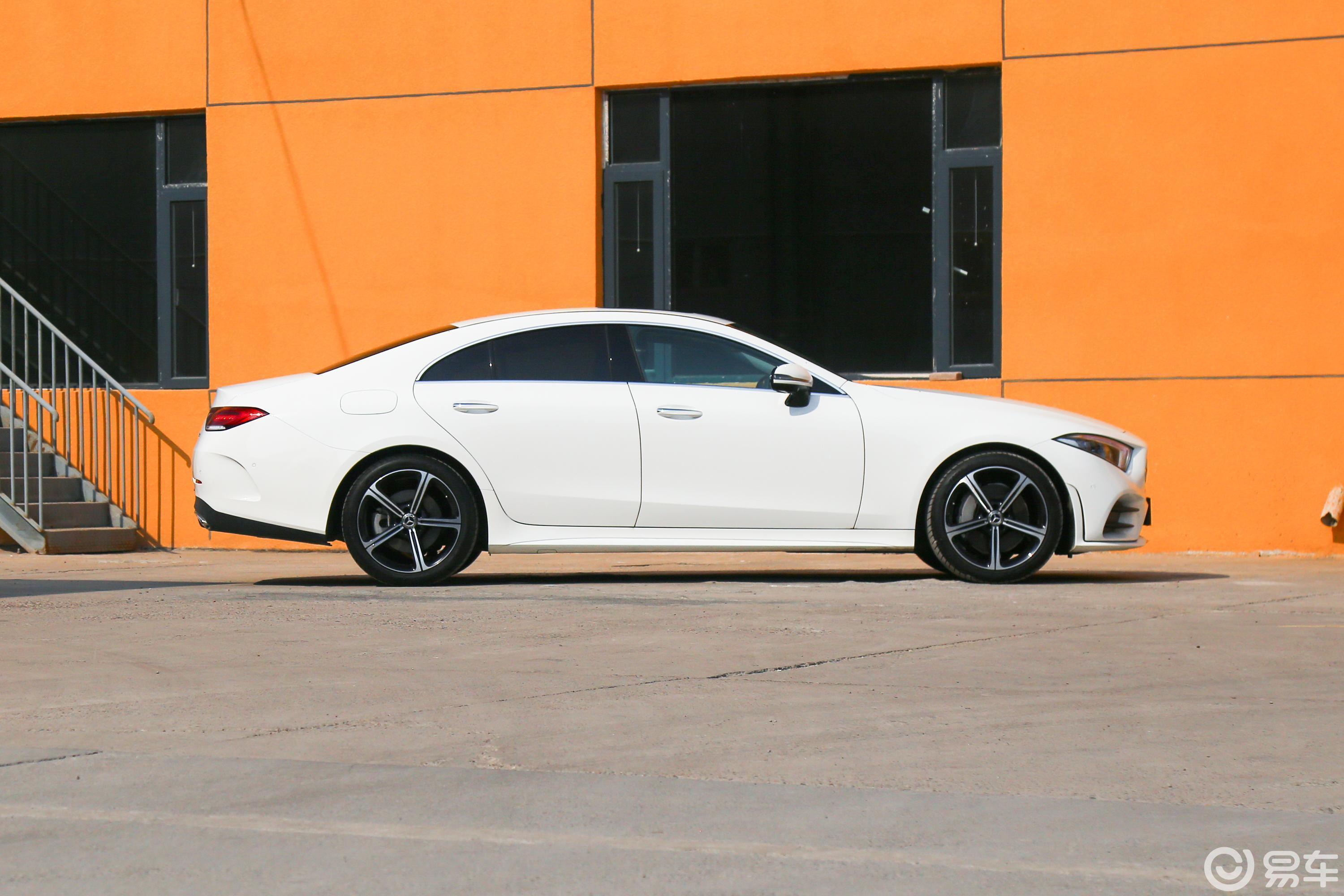 【奔驰cls级2018款cls 350 4matic侧前45度车头向右水平汽车图片-汽车