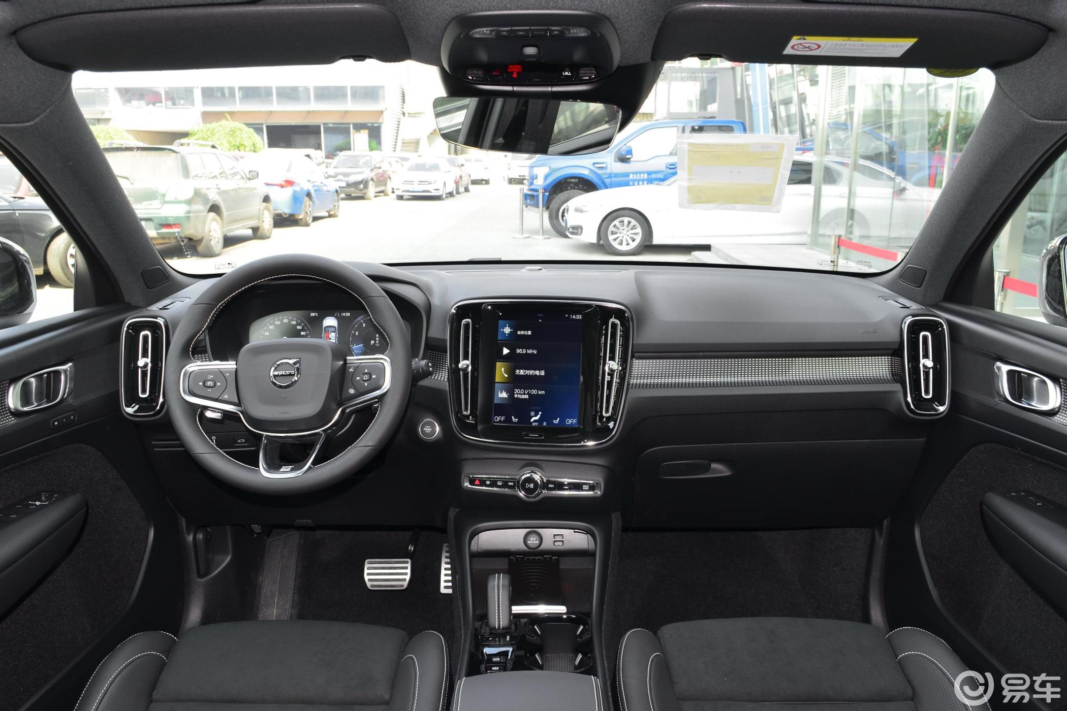 【沃尔沃xc40(进口)2019款t5 四驱运动 日暮水晶白内饰全景正拍汽车