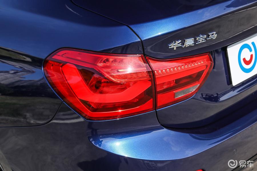 【宝马1系2018款118i 运动版尾灯侧45度俯拍汽车图片-汽车图片大全】