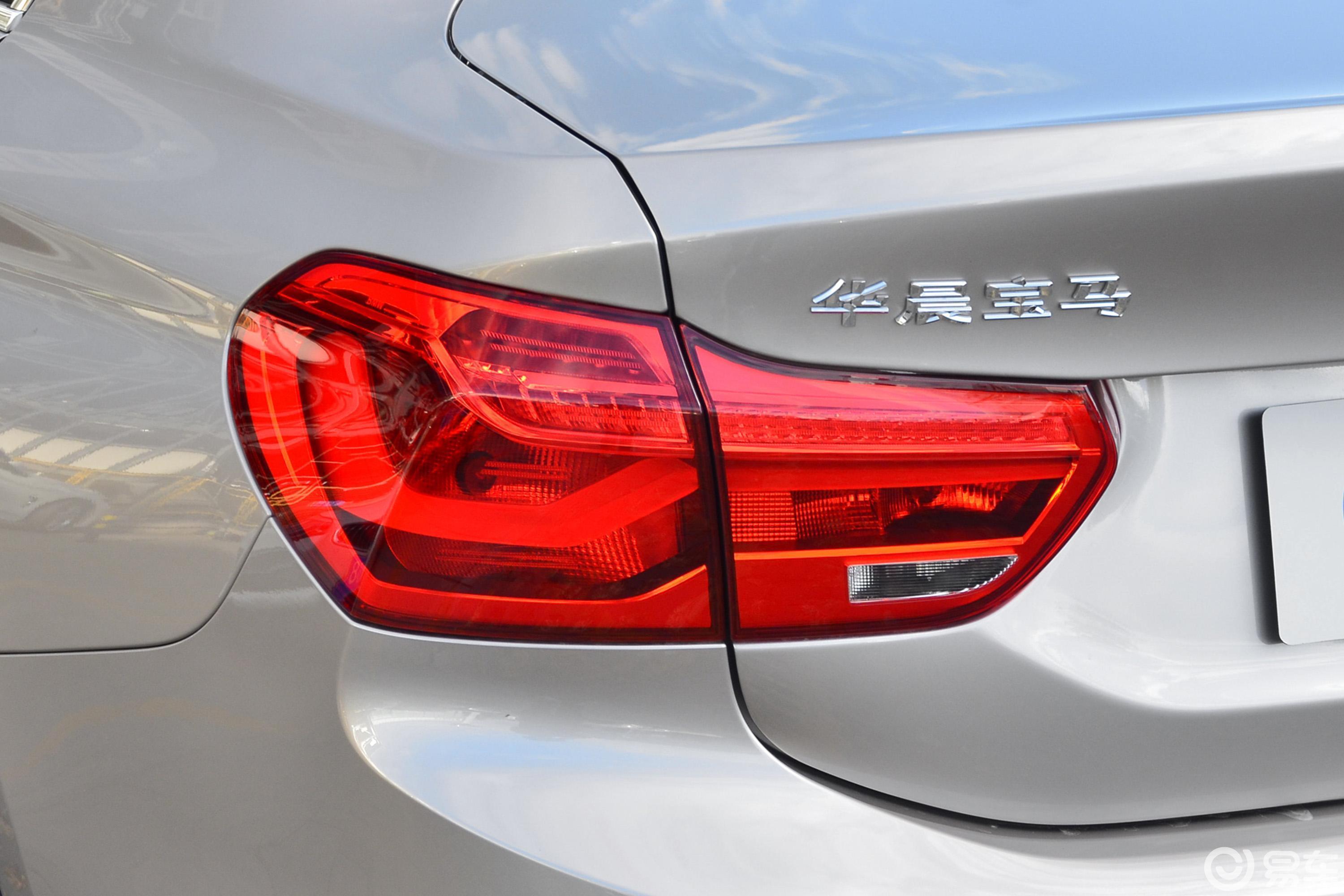 【宝马1系2018款118i 设计套装版尾灯侧45度俯拍汽车图片-汽车图片