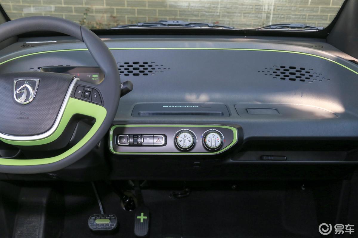 【宝骏e1002018款智享版内饰汽车图片-汽车图片大全】-易车