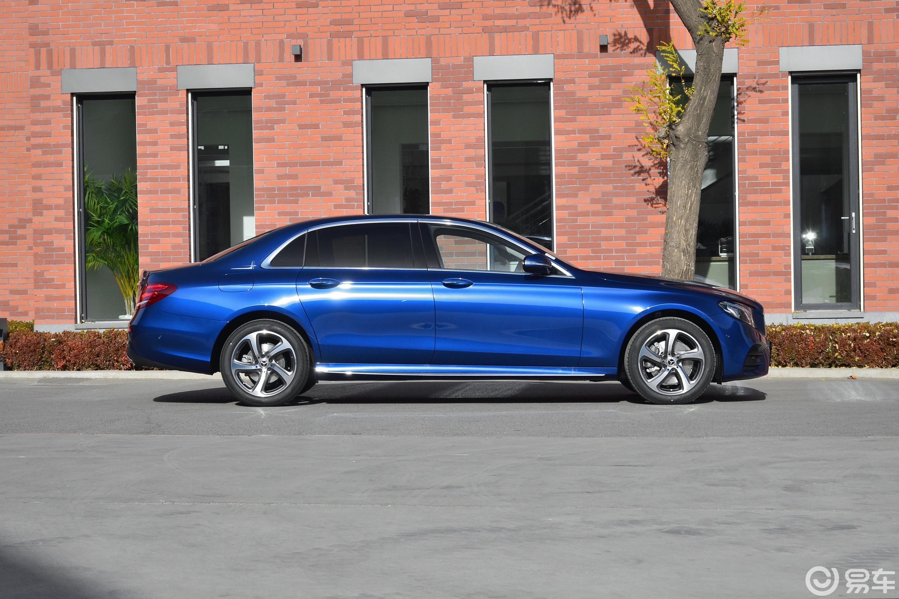 【奔驰e级2019款e 200 l 4matic 运动轿车正侧车头向右水平汽车图片