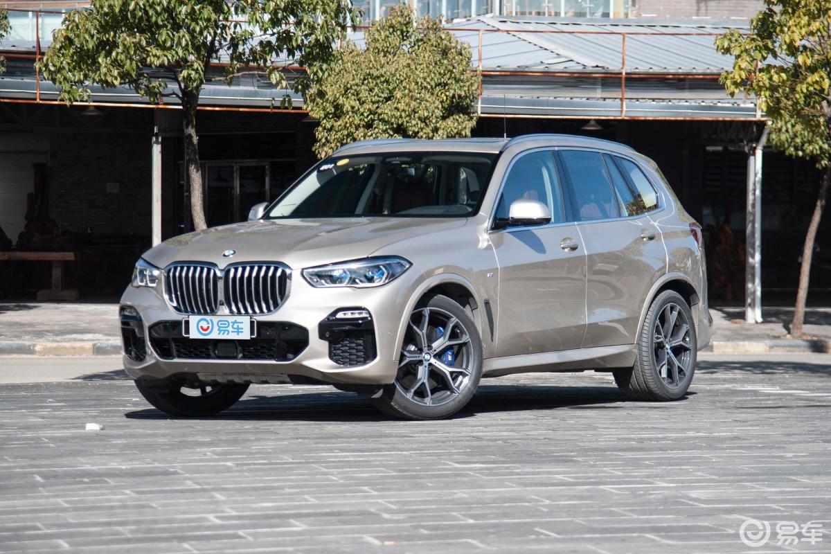 【宝马x52019款xdrive40i 尊享版 m运动套装侧前45度车头向左水平汽车