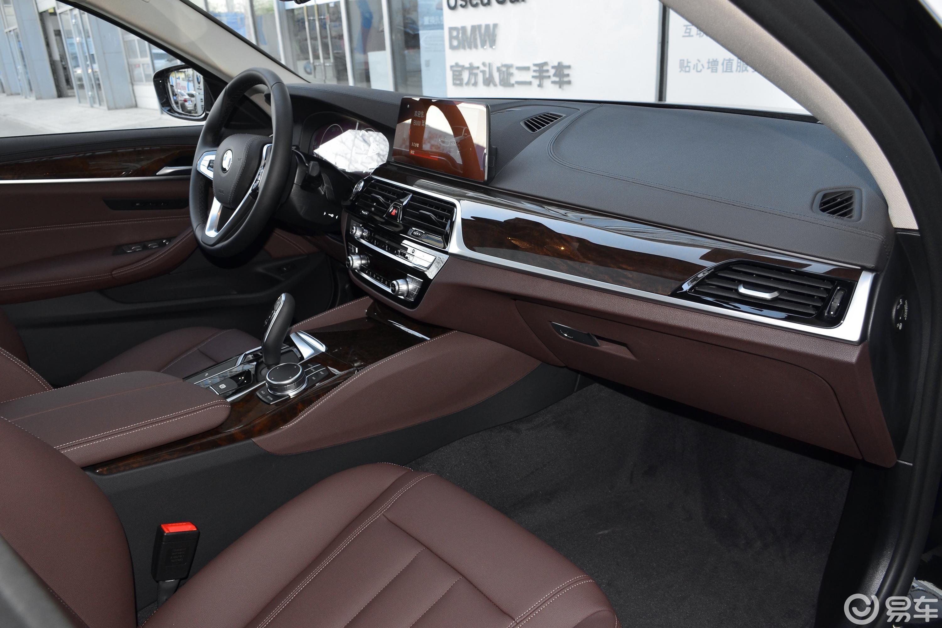 【宝马5系2019款525li 豪华套装内饰全景副驾驶员方向汽车图片-汽车