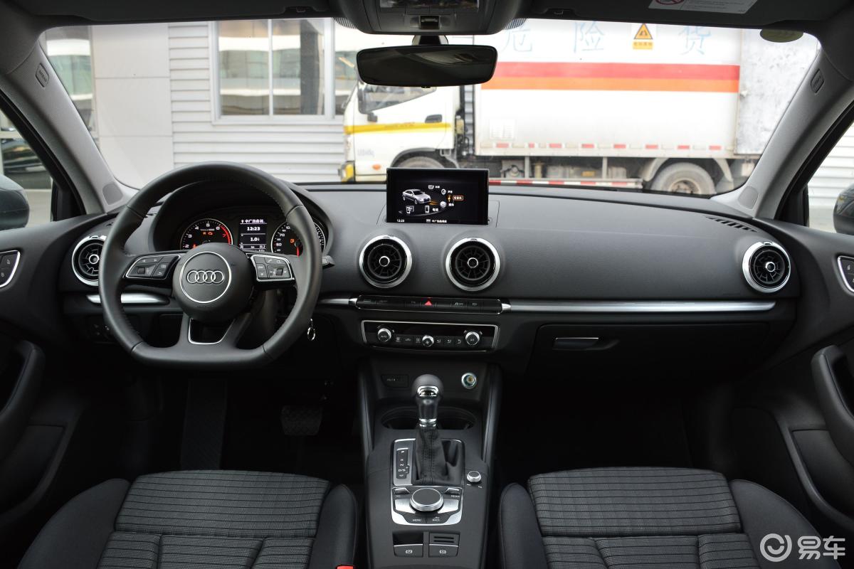 【奥迪a32019款limousine 40tfsi 运动版 国v内饰全景正拍汽车图片