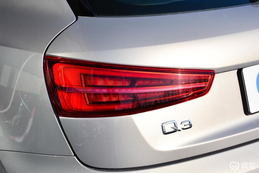 【奥迪q32018款30周年纪念版 30 tfsi 时尚版尾灯侧45度俯拍汽车图片