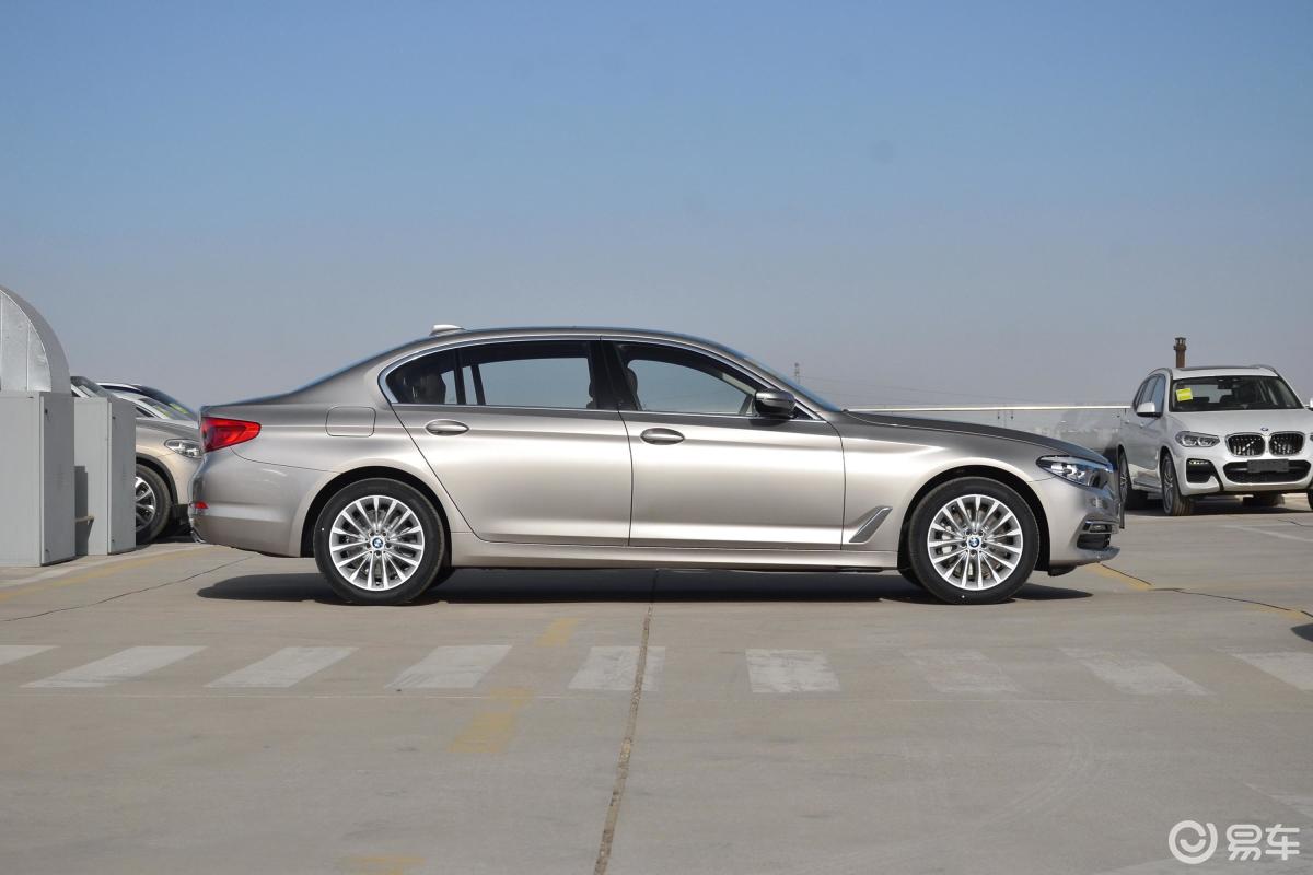【宝马5系2019款530li 领先版 豪华套装正侧车头向右水平汽车图片