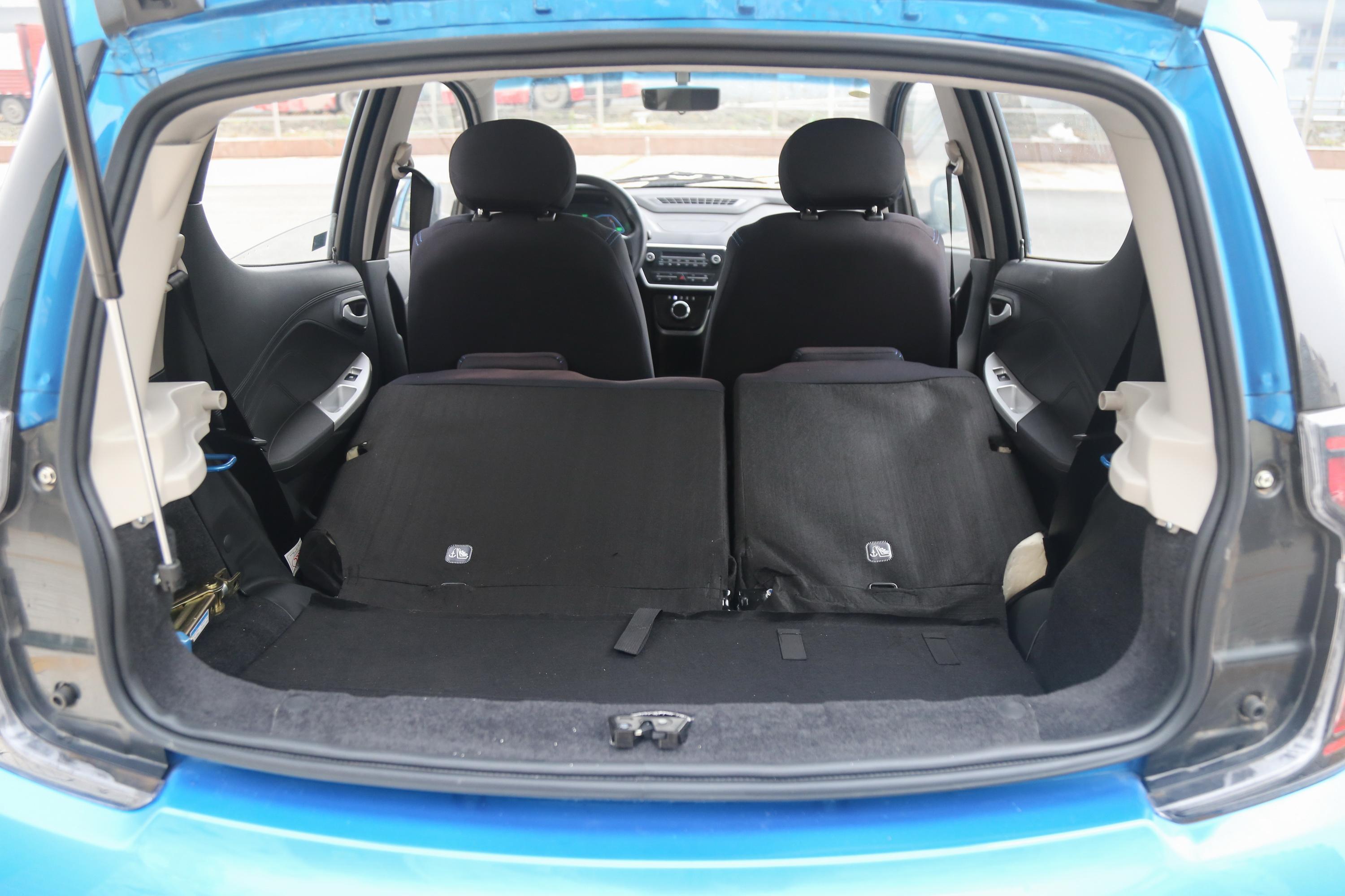 江铃e200n后备厢空间表现还可以,旅途出行有大件物品的话,可以放倒