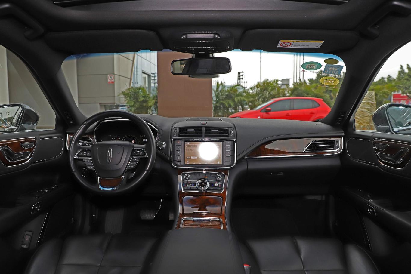 【林肯大陆2.0t 手自一体 两驱 尊耀版内饰全景正拍图片-汽车图片大全